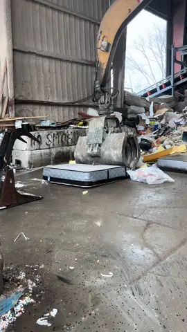 This is how we do mattress , to take to landfill #dumpster #dumpsterdiving  #dump #mattress #mattresscleaning #mattresses 