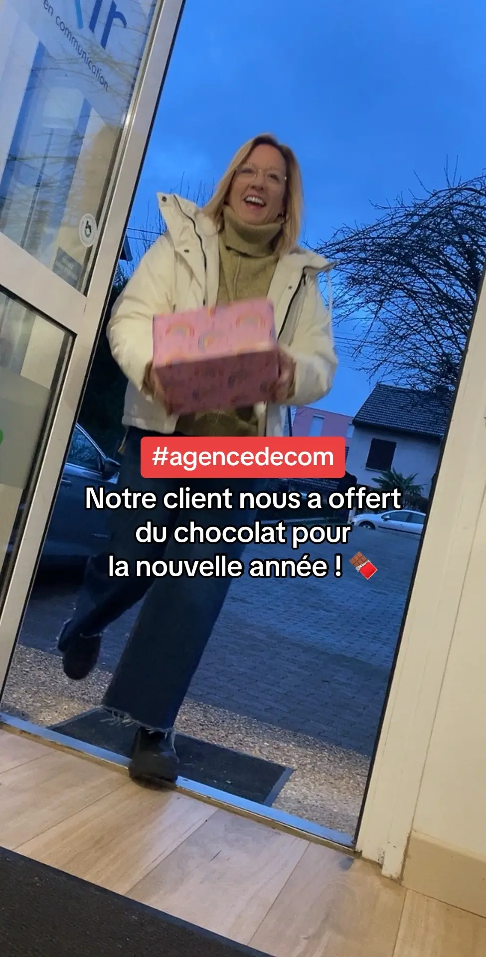 On va pas se battre quand même 😅 ah ben si ! #graphiste #agenceelixir #franchecomté #agencedigitale #agencedecommunication #besancon #agenceweb #agencedecom #chocolats #bonneannée #agencedecommunication #chocolat #besançon #franchecomte 