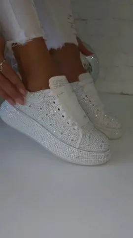 Tênis Akira em strass: conforto inigualável - porque iniciar o ano com estilo é passar cada passo com brilho. ✨👟 🛍️Compre Online ➡️ www.donamiss.com.br #tenisfeminino #tênis #tênisfeminino #brilho #strass #têniscombrilho #donamiss 