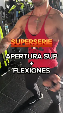 💭¿Qué es una superserie David?💭  🗣️ Las superseries son una alternativa de entrenamiento en el que se realizan dos ejercicios de forma consecutiva y evitando el descanso entre ellas. Se hace con el objetivo de dar mayor eficiencia al tiempo de entrenamiento y es muy recomendable para épocas de definición muscular por su larga actividad y activación. En este caso hemos enlazado una apertura superior con unas flexiones pues era mi último ejercicio de pectoral. Podéis enlazar cualquiera, por ejemplo dos aperturas, superior con plano o inferior… 🧠Si quieres resultados necesitarás unos ingredientes fundamentales: 1 Disciplina, 2 Constancia y 3 Sacrificio.🧠   Pon el trabajo, esfuérzate como si te dejarás la vida en ello y la abundancia vendrá 💪🏼🚀 #Fitness #fitnessmotivation #mindset #training #workout #entrenamiento #pectoral #fit #gym #viral #parati 