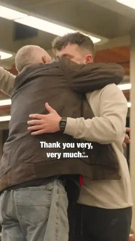 “Sometimes acts of kindness have a big ripple effect” 🥹❤️ #macbook #kindness #student #surprise #wholesome