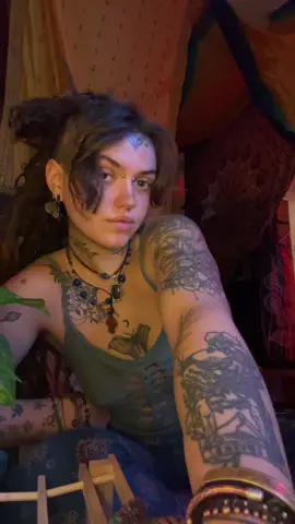 King of the bongo 🌙 #tattoos #hippiegirl #hippie #dreads #headtattoo #hippiestyle #tattoogal #hippieoutfit #kingofthebongo 