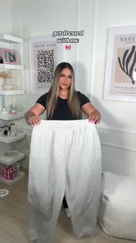 I am OBSESSED with this @prettylittlething outfit 😍Comfy and casual is my vibe going this winter! #ad #prettylittlething #comfycasual #outfitideas #sweatpantsoutfits