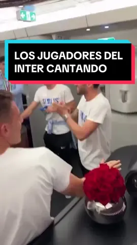 Los jugadores del Inter celebran la Supercopa cantando Te Vas #tiktokfootballacademy #intermilan #ozuna #footballtiktok #deportesentiktok 