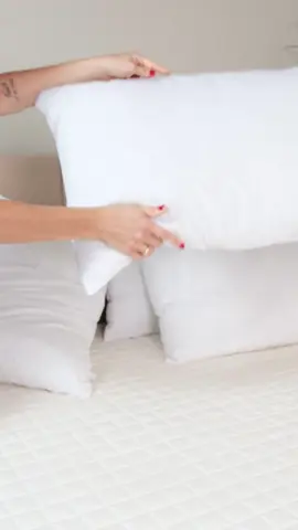 Com enchimento de fibra siliconada de alta qualidade, este travesseiro traz maciez e conforto para suas noites de sono. Veja como se adapta perfeitamente ao corpo, proporcionando o suporte ideal. Disponível avulso ou em kits de 2 e 4 unidades, é perfeito para compartilhar o conforto com toda a família. Eleve suas noites de sono a um novo patamar. Adquira agora e experimente o máximo em relaxamento. 💤🌙  #RViotto #TravesseiroSuperConfort #NoitesDeSonoPerfeitas #ConfortoIncomparável #cama #aconchego #ConfortoLuxuoso #ConfortoComEstilo 
