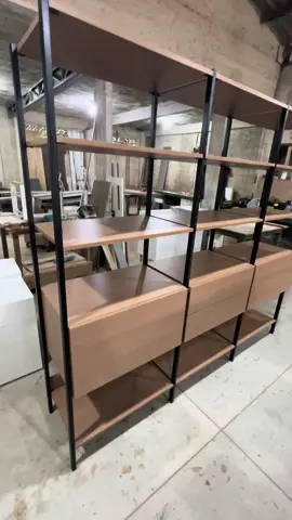 Estante com estrutura em metalon e prateleiras em MDF Carvalho Avelã. #moveisplanejados #moveissobmedida #marcenaria #moveis #tendencia #marcenariacriativa 