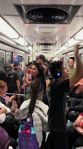 Me metí al metro a gritar por mi cumple #humor #metrocdmx #cdmx #shavos 