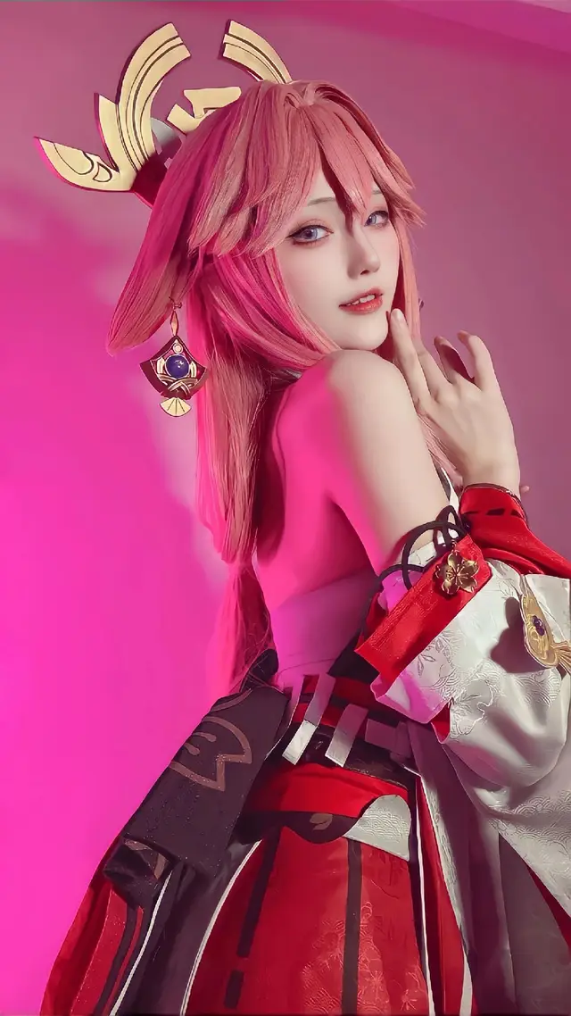 Yae Miko Cosplay. | Cosplayer : 花兮_honoka , Sc : Douyin | #yaemikocosplay #yaemikocos #yaemikogenshinimpact #genshinimpactcosplay 