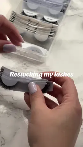 I love keeping my lashes like this for my pro makeup kit! Keeps everything organized instead of having so many lashes floating around #promua #muakit #makeupartistkit #promakeupartistkit #muatipsandtricks #muahacks 