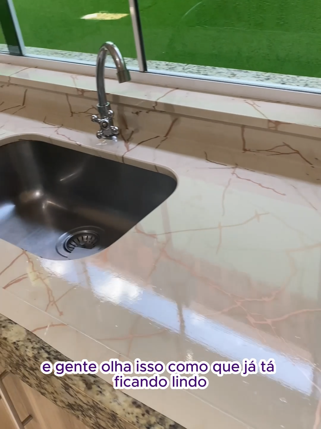 Você já conhece o Mármore Crema Marfil brilho? Ele é impermeável, lavável, resistente, sendo ideal para áreas molhadas, como pia, box, chão! 🥰😲 E detalhe: nem parece adesivo! @faellals_ofc  #fy #foryou #piaenvelopada #envelopamentodepia #revestimentoadesivo #marmore