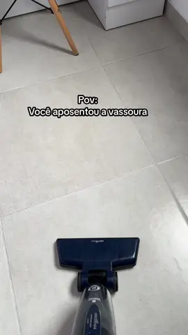 Aspirador de pó é vida♥️ Facilita muito nossa rotina do dia a dia. . . . #aspirador #aspiradordepo #aspiradorvertical #limpandoacasa #limpeza #limpando #limpezadiaria #donadecasa #donasdecasa #limpandoacasa #viraltiktok #fy 