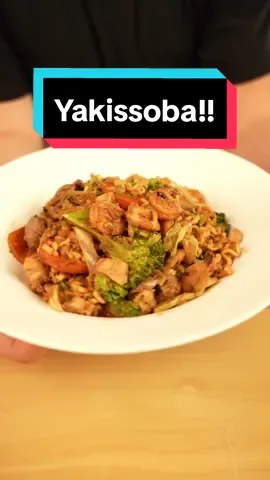 COMO FAZER YAKISOBA (Receita Super Fácil!!!) Bora fazer yakisoba?! Se liga nessa receita fácil e rápida 🔥 JÁ SALVA pra fazer depois, ein ✅ INGREDIENTES: 200g de macarrão maneiro pra yakisoba (aquele que acha em loja de comida japonesa, saca?) 200g de carne massa (pode ser frango, boi, porco, camarão, ou uma mistureba) 1 cebola média, cortada tipo onda 1 cenoura daora, cortada em tirinhas finas 1 pimentão, picado 1 xícara de repolho da hora, fatiado 1 xícara de brócolis, quebrado em floquinhos 2-3 dentes de alho, esmagados 2 colheres de sopa de óleo maneiro 3-4 colheres de sopa de molho de soja (shoyu, pra ser mais chique) Sal e pimenta do reino, a gosto, se quiser Cebolinha picada pra finalizar e dar um toque MODO DE PREPARO: Cozinhe o macarrão de boa, só seguir o que tá escrito na embalagem. Depois de cozido, tira da água e deixa de lado. Pega uma frigideira grande, ou até uma wok se tiver, e esquenta o óleo nela em fogo médio-alto. Joga a carne lá e deixa ela ficar douradinha e cozidinha. Se tiver camarão, dá um toque neles até ficarem rosa. Empurra a carne pra um lado da frigideira e manda o alho picado pro espaço vago. Deixa ele dar aquela fritada rápida até ficar cheiroso. Joga a cebola, cenoura, pimentão, brócolis e repolho lá na frigideira. Mistura tudo pra cozinhar os vegetais até eles ficarem meio molinhos, mas ainda crocantes. Agora junta os vegetais com a carne e joga o molho de soja e o molho de ostra (se tiver usando). Joga uma pitada de sal e pimenta pra dar um sabor massa. Mexe tudo junto pra tudo ficar bem misturado. Joga o macarrão cozido na brincadeira e mistura bem pra todo mundo ficar amigo. Continua cozinhando e misturando por mais um tempinho, até o macarrão ficar quente e todo mundo se dar bem. Prova pra vê se tá do teu gosto. Tira do fogo e dá um toque final com cebolinha picada em cima. Agora é só comer quentinho e curtir teu yakisoba! Lembre que essa é só uma base. Se quiser, pode colocar mais ingredientes ou trocar por outros que tu curte. Se joga na criatividade e manda ver no rango! #cheffotto #receita #yakissoba #massa #tiktok 
