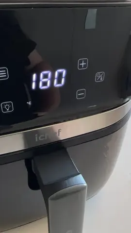 Torta de atum com a minha parceira AirFryer IChef Vision Max da @POLISHOP !!! A 1ª com Inteligência artificial!  Com ela você tem um chef exclusivo para te dar receitas personalizadas!  Se faltar ideias ou inspirações do que preparar é só acessar o QR code que a inteligência Artificial te traz ideias do que preparar, 24 horas por dia! Incrível né? 😍 Use o meu cupom exclusivo com desconto de R$200 + Frete Grátis no site da Polishop Cupom: PANELA200 Corre que é por tempo limitado! Torta de Atum 2 ovos; 1 e 1/2 col. (sopa) de goma de tapioca; 1 e 1/2 col. (sopa) de requeijão ou creme de ricota; Sal e temperos a gosto; 1 col. (chá) de fermento químico; 1/2 lata de atum; 1 tomate pequeno sem semente; 1/2 xíc. (chá) de brócolis cozido; Queijo muçarela a gosto. Tempo: 10 minutos em 180º. *Se o refratário for menor e mais fundo o tempo pode variar. . . . . #airfryer #receitaspraticas #tortanaairfryer #panelaterapia_receitas #polishop *pubIicidade