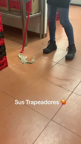 🤭no c preocupen, asi estan diseñados para limpiar las raillitas #fypシ #humor #limpieza #viral #trabajo #fastfood 