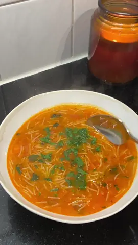 Vermicelli soep 1 ui Olijfolie  1 tomaat  2 wortels 🥕  2 theelepels groenten bouillon  1 eetlepel tomatenpuree  Zout peper 1 theelepel selderijzout  200gram vermicelli 1,3 liter water  3 takjes peterselie fijngesneden  1 eetlepel citroensap  Verhit de olijfolie in een pan Voeg de ui toe en bak het voor een paar minuten Voeg de tomaat wortel toe bak het voor een paar minuten vervolgens Voeg je de vermicelli toe en de kruiden en het water kook het op hoog vuur Wanneer het begint te borrelt zet je het vuur wat lager Kook het verder voor 20-25 minuten Besha 🌸 #soep #soup #easy #homemade #EasyRecipe #fypシ #voorjou #explore #foryou #وصفات #مطبخ #tiktok #foryoupage #bismillahfyp #فوريو #viral #fyp #شوربة 