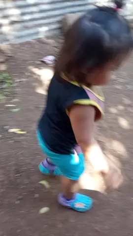 esta niña se esta aprebdiendo los tiktok jajajaja