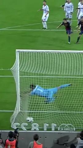 Lionel Messi, maître des coups francs, frappe encore!  À la 61ème minute, il exécute un coup franc magistral qui laisse le gardien du Real Madrid sans réponse.  Une démonstration de précision et d'art du football. ⚽🎯  #MessiFreeKick #Classico2012 #LionelMessi #FCBarcelona #BarceloneRealMadrid #FreeKickGoal #SoccerMaster #FootballGoals #LaLiga #TikTokSoccer #MessiMagic #FreeKickGenius #FootballHighlights #SoccerSkills #IconicGoal #Matchday #FootballMoment #GoalCelebration #PrecisionKick #FootballHistory #StunningFreeKick #SoccerLegend