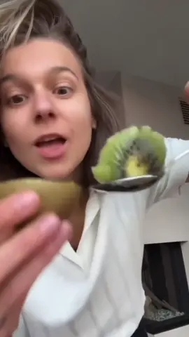 #stitch with @Itsyourboymrkebs She ate the kiwi skin!!! #tik #tiktok #kiwiskin #soundhurtsmyteeth 
