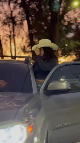 #tacoma #sombrerovaquero #cowgirl #vaquera #paoindomables #camioneta #🤠 #western #tik_tok 