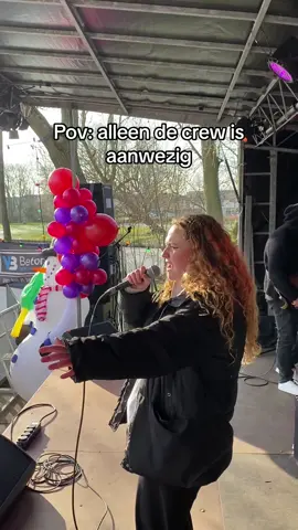 Tijdens de soundcheck toch even het publiek ophypen 😎 #distracted #coverband #soundcheck #distractedbandofficial #show #sneeuwpop 