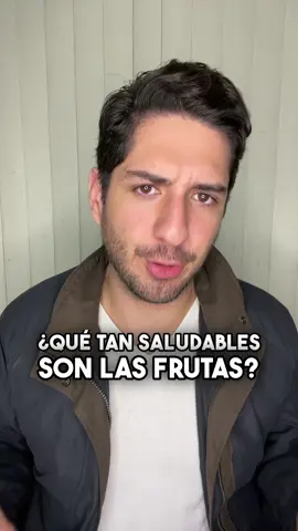 Existe un debate sobre si las frutas son saludables debido a su contenido de fructosa, un azúcar simple que solo el hígado puede metabolizar, a diferencia de la glucosa, que es utilizada por todo el cuerpo. La glucosa en sangre es un indicador clave de salud metabólica. Y lo que hay que entender aquí, es que el exceso de azúcar no convertido en energía se almacena como grasa. Por ende, un consumo excesivo de fructosa hará que sobrecarguemos más rapido a nuestras células del hígado que la glucosa. Por eso la confusión sobre si las frutas son malas. Pero en general, la fruta es beneficiosa, especialmente en su forma entera, ya que contiene fibra, vitaminas y minerales. También hay que destacar que hay frutas con distintos niveles de fructosa y nutrientes como las moras o arándanos azules, mientras que otras, como el plátano, son más altas en azúcar. En genereal las personas con un metabolismo saludable pueden consumir frutas en su forma entera sin mayor preocupación. Pero aquellos con desbalances hormonales o enfermedades metabólicas deben tener cuidado con frutas sobre todo las que son altas en azúcar. Y hay que tener cuidado con los jugos. Los jugos de frutas son menos saludables ya que pierden fibra y tienen una mayor concentración de fructosa. La fibra en la fruta entera reduce la velocidad de absorción de azúcar, evitando la sobrecarga hepática de fructosa. La idoneidad de las frutas depende del contexto metabólico individual, pero en términos generales, la fruta entera es recomendable para una mejor salud. Comparte con quien tenga esta duda. #fruta #frutas #nutricion 