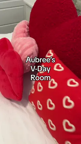 Valentine’s day in Aubree’s room will always be my FAVORITE! 💓💋 #momlife #MomsofTikTok #lifewithkids #ValentinesDay #motherhood #motherdaughter #trending #girlsroom #holidaycountdown #holidaydecor #holidaytiktok #valentines 