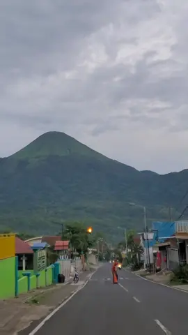 Vibes Trawas pagi hari Secandu itu klo lewat Trawas pas pagi hari ,Sepanjang jalan Di suguhkan pemandangan Gunung penanggungan,Welirang&Arjuno Lok Ds.Tamiajeng,Trawas #pemandangan #gunung #pagihari #trawas #trawasmojokerto #penanggungan1653mdpl #vibes #fyp #mojokerto #syahdu #xyzbca #tenang 