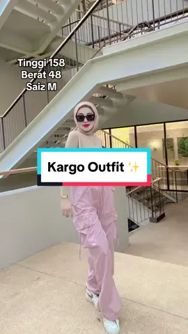 Cantik pulak tengok seluar cargo perempuan ni. Design yang simple, bergaya casual dan trendy. Auto nampak ala-ala hip hop gitu😍Ada banyak colour lagi tau tapi yang pink tetap dihati 🙈❤️ #cargopants #cargopantsoufit #cargowanita #cargowomen #cargomurah #cargoviral #cargokorea #cargokorean 