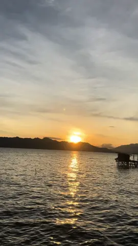 Lake, sunset and happiness #takengonacehindonesia #lauttawartakengon #aceh  
