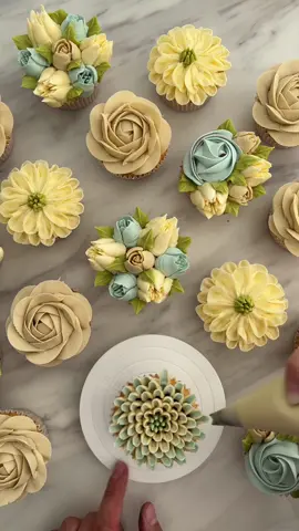 Who else finds this therapeutic? 🩵#cupcake #piping #buttercream #floral #blue #bouquet #flower #love #gift #babyboy #forher 
