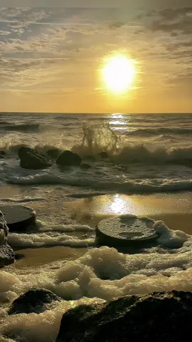 Open your eyes to SEA! #oceanlover #seaside #waves #sunriseview #goodmorning #gooutside #openyoureyes 