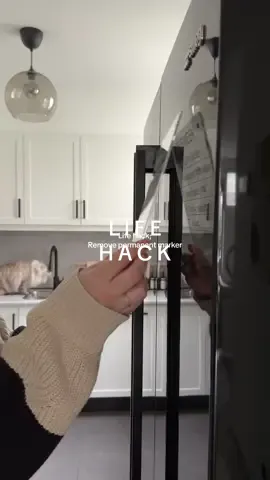 Use chalk-/whiteboard marker to remove permanent-/paint marker! 🤩🤩👏🏼  Who already know this hack??😍 #LifeHack #organizedhome #satisfying #aesthetic #asmr 