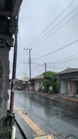 Datangnya dia emang manis diawal, tapi buat sakit di akhir🌧️ #hujan #denpasar #pagi #bali 