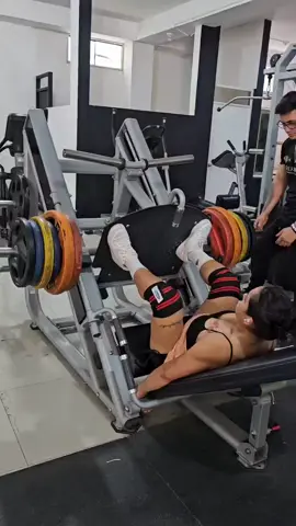 Que cueste 🔥🔥💚 . . . . . . . #wheyprotein #vidafitness💪 #salud #gym #nopainnogain #creatine #motivacion #inspiracion #powerfit #preworkout #muscles #proteina #isofit #funcionaltraining #inspirationalvideo #powergirl💪 #lovefitness #gluteos #gluteos24k #gymtime