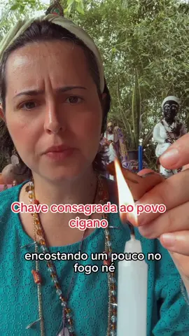 21º Dia Bento a Santa Sara e ao Povo Cigano! 🕯️ Hoje para finalizar nossa jornada de 21 dias vou ensinar como consagrar a chave que poderá ser utilizada para vários fins no pedido de abrir e fechar caminhos.  Utilize uma chave que já abriu e fechou e esta chave a partir da consagração não deverá ser utilizada para outro fim que não seja a magia.  🗝️ORAÇÃO  Eu invoco o Povo Cigano do astral superior Aos clãs sagrados de poder e de magia Invoco ao fogo sagrado e todo seu poder de transformação  Atiçando aqui e agora este elemento físico: A Chave. Esta chave já abriu e fechou e conhece os caminhos Agora com a magia dos mestres ciganos e do fogo sagrado Será imantado e potencializado seu poder para o espiritual e material Que esta chave receba a energia proveniente dos mistérios de Deus Que seja capaz de abrir e fechar portas visíveis e invisíveis  Que seja capaz de promover curas  Que seja capaz de abrir caminhos  Que seja capaz de fechar caminhos que possam me fazer cair e adoecer.  Que seja capaz de abrir minha visão e inspiração  Que seja imantado com poder e magia Que apartir de agora seja ponte de conexão, realização e respostas Que me sirva aos trabalhos de magia do bem  Com a benção dos Ciganos e de Santa Sara Kali Assim é! Assim está firmado. Salve!  #chave #santasarakali #povocigano  #tikura #vanessasantos