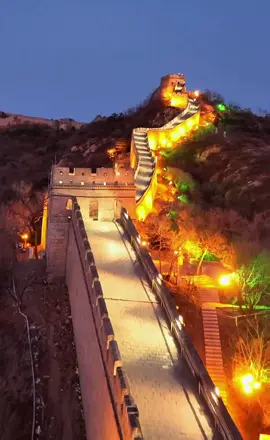 灯火里的八达岭长城 Nighview of Badaling Great Wall 📍八达岭长城，北京 📍Badaling Great Wall, Beijing #长城  #八达岭长城  #夜景  #万里长城  #badaling  #greatwall  #nightview #fyp 