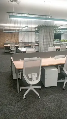 Văn phòng không chỉ là nơi để trưng diện bộ mặt công ty mà còn là nơi làm việc trực tiếp của các nhân viên. Lợi ích của việc thiết kế nội thất văn phòng đẹp đó là tạo không gian làm việc thuận lợi, tạo ra sự thoải mái cho nhân viên và tăng nguồn cảm hứng làm việc cho nhân viên hơn.