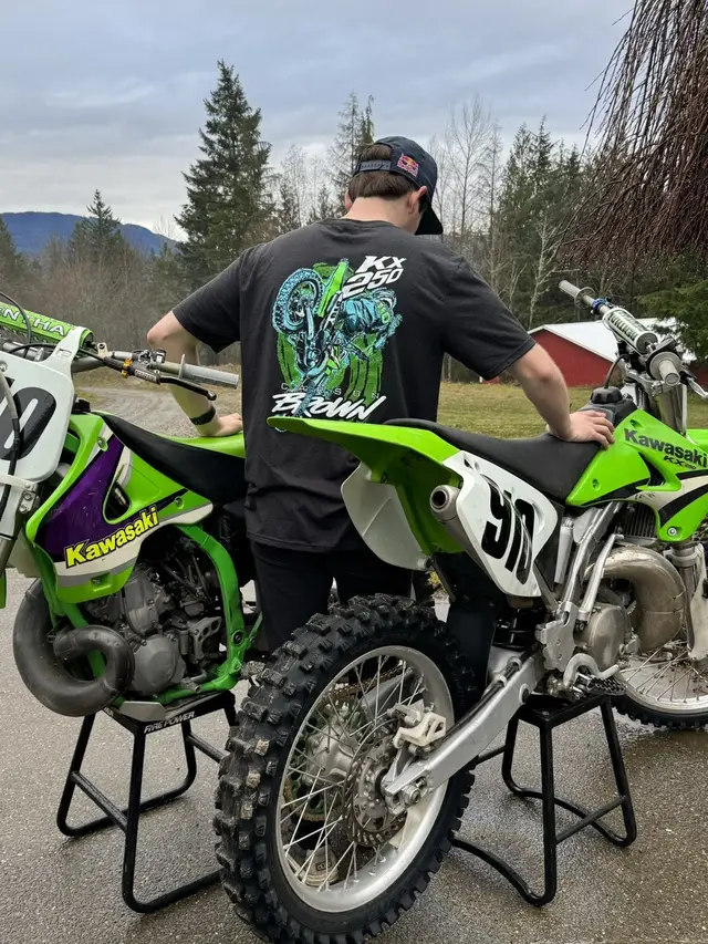 Are you guys rocking the 2004 or 1998 KX250? Limited edition “Smokescreen Green KX250” T-shirts are up on my website for all of you KX 2-stroke fans! Head to shop.carsonbrown910.com to check them out 🔥 @Red Bull Motorsports @Red Bull @MotoSport.com #KX250 #kawasaki #2004 #1998 