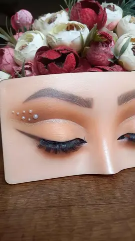 من اللوكات المفضلة 😍 #makeup #makeupartist #اكسبلورexplore #اسطنبول_تركيا🇹🇷 #الشعب_الصيني_ماله_حل😂😂 #ميكاب_ارتست_التيكتوك #الاردن 