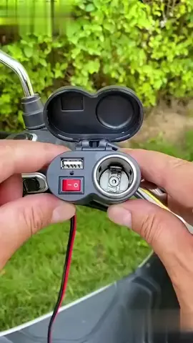 🏁Cargador USB Dual Para Moto 12V Y Voltímetro Digital🏁 🏁🏍️Nuevo cargador USB para moto con Conector de encendedor de cigarros, que cuenta con dos puerto USB para cargar tus dispositivos móviles como Smartphone, GPS, Mp4, etc. Con tapa cubierta impermeable.💦✅ #moto #tecnologia #cargador #cigarrera #bicicleta #usb #celular 