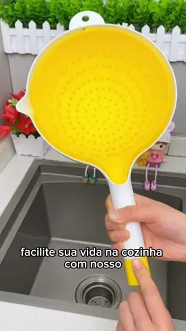 Gire a praticidade na sua cozinha! 🔄 Nosso Escorredor de Macarrão Giratório Duplo é a solução perfeita para drenar seu macarrão de forma eficiente. Torne o preparo das refeições mais fácil. Descubra mais no link da bio! #CozinhaPrática #Facilidade #Macarrão