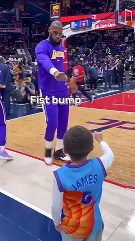 Basketball players high five fans 🖐🏻️🖐🏻️#basketball #fyp #foryou 