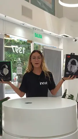 ¡Redragon vs Razen! 🤯 Hoy tocaron el REDRAGON ZEUS X y el RAZER BLACKSHARK V2 X . . Los encontras en www.incot.com.ar 💙 #redragon #razer #gamer #auricularesgamer 