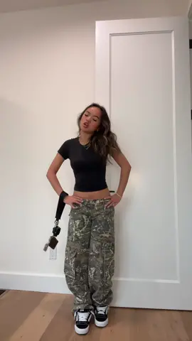 favorite top and pants🍒🖤 #fyp #OOTD #outfitideas #revice #fashiontiktok #outfitinspo #outfitinspiration #skims #foryourpage #camopants #revicedenim #lowrisejeans 