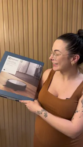 Esse é o robô aspirador EBR 20 da @Electrolux Brasil . Estamos testando ele faz mais de um mês e estamos achando bem fácil e intuitivo, ele é um modelo mais simples, porém com ótimo custo x benefício. Afinal, tudo que faz a gente ganhar tempo e facilita a nossa rotina vale a pena, não é mesmo? Agora falando um pouco sobre o robô, esse modelo é 3 em 1,  varre, aspira e passa pano seco (ideal para tirar a poeira),  possui controle com 3 funções pré programadas de limpeza:   Focus que é ideal pra limpezas localizadas  Random é ideal para limpezas do dia a dia.   Zig-zag ideal para limpezas com ambiente em obstáculos. Essas funções nada mais é que a forma como o robô vai percorrer pelo ambiente para fazer a limpeza. Possui sensor antiqueda. É slim (7cm alt), conseguindo acessar embaixo da cama e sofás. Retém até 99% das impurezas (para a gente que tem pet fez muita diferença).  #publi  #SuaCasaBemVivida