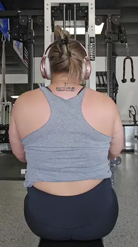 obsessed with the gym, obsessed with my back and shoulders, obsessed with being a gym girly 💅 #gymgirly #FitTok #GymTok #MomsofTikTok #moms #momswholift #momswhogym #fyp #fypシ #midsize 