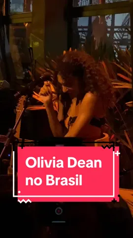 A @Olivia Dean fez um show pra convidados aqui no Rio, arriscou um português e ficou a coisa mais fofa 🥹❤️🇧🇷 #oliviadean #messy #riodejaneiro #universalmusic @Universal Music Brasil 