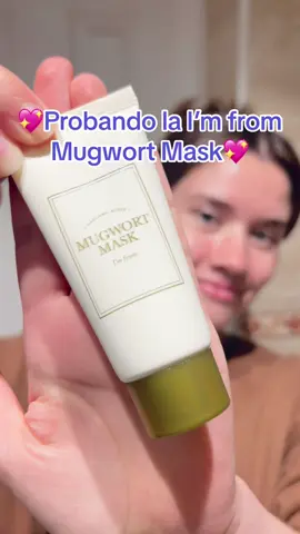 Probé la Mugwort Mask de I'm from y me gustooo mucho cómo fue capaz de calmar mis rojeceees 🤯🤯 creo que es una mascarilla gentil que a pesar de tener trozos de hierbas no es irritante y es bastante calmante para pieles enrojecidas e irridadas 🤩 la usaría de nuevo definitivamente 💕 Producto mencionado: - I'm From Mugwort Mask #kbeauty #beauty #BeautyTok #kbeautychile #chile #skincare #kskincare #koreanskincare #kskincareproducts #imfrom #imfrommugwort #imfrommugwortmask #imfromresults #imfrommugwortreview #imfromreview #yesstylereview #yesstyleskincare 