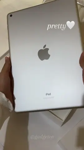 kapan lagi bisa beli ipad new cuma 4 jutaan!😍 worth it bangettt!!! #ipad #ipadgen9 #ipad9 #appleipad9thgen #ipad9thgen 