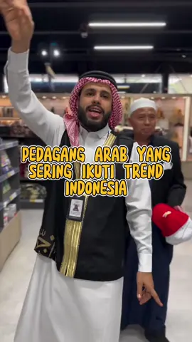 Siapa yag ngajarin bahasa Indonesia nih? 😭😭 Ayo Bapak Ibu, Belanja, Belanja, Belanja 😭🤣 #pedagangarab #pedagangarablucu  #kakbah #makkah #madinah #umroh #dailyumrohid #tiktokumroh #masjidilharam #masjidnabawi #rasulullah 